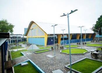 Daqui Pra o Mundo: Governador entrega 100 kits de viagem para alunos que farão intercâmbio na Inglaterra