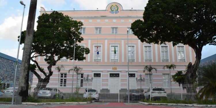 Ronaldo Lessa assume interinamente o governo de Alagoas