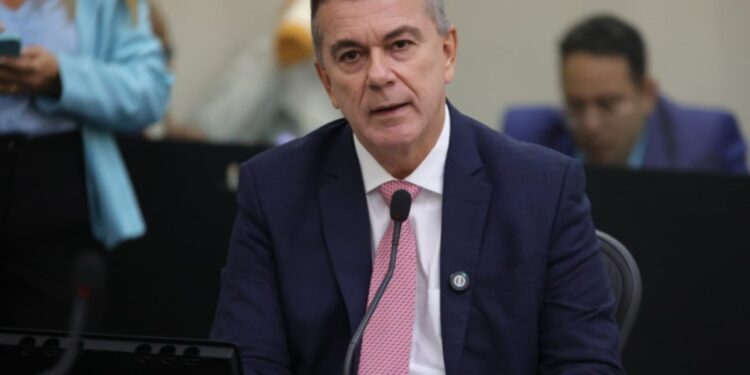 Ronaldo Lessa assume interinamente o governo de Alagoas