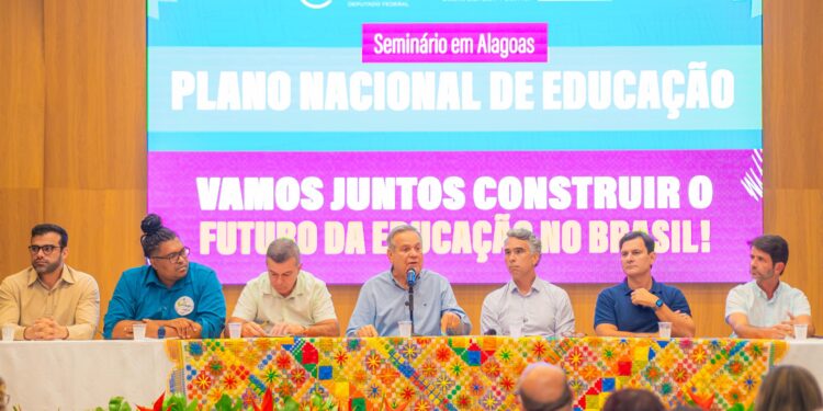 Lessa participa de seminário sobre novo Plano Nacional de Educação