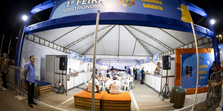 1ª Feira Gastronômica da Economia Solidária movimenta praia de Pajuçara