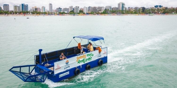 Ecoboat retira mais de mil toneladas de lixo da lagoa Mundaú e praias de Maceió
