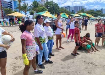 Alurb realiza mutirão de limpeza e educação ambiental na Praia da Pajuçara