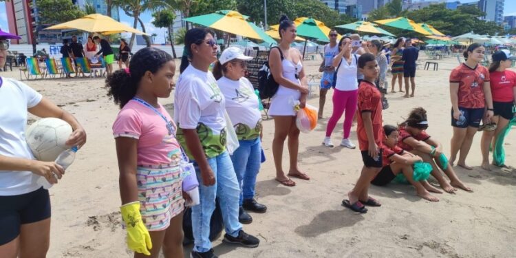 Alurb realiza mutirão de limpeza e educação ambiental na Praia da Pajuçara