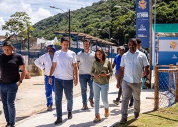 Vice-prefeito e titular da Seminfra visita etapa final de obras em praças centenárias de Fernão Velho