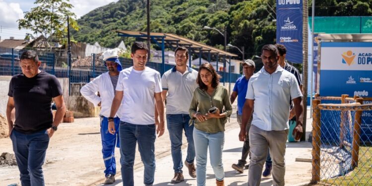 Vice-prefeito e titular da Seminfra visita etapa final de obras em praças centenárias de Fernão Velho