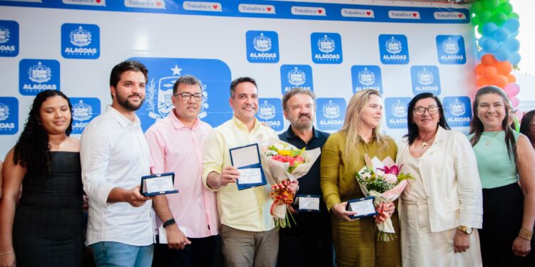 Governo de Alagoas inaugura 79ª Creche Cria e entrega obras e ambulâncias em Traipu