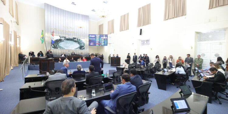 Parlamentares mantêm veto parcial em projeto de marcação de consultas por aplicativo