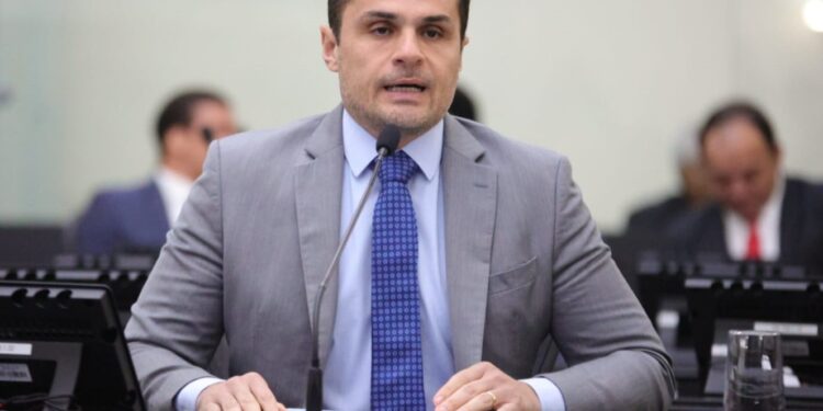 Alexandre Ayres destaca importância da inclusão da vacina contra meningite B no SUS