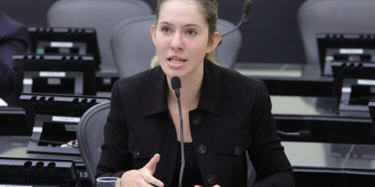 Cibele Moura lamenta feminicídio e reforça combate à violência contra a mulher no Agosto Lilás