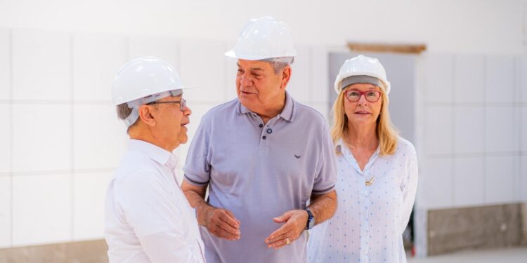Ronaldo Lessa visita futuro restaurante popular no Jacintinho
