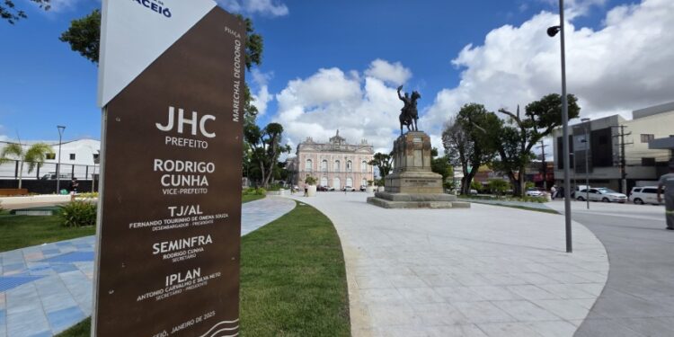 Revitalizada, Praça Marechal Deodoro atrai visitantes que destacam melhorias