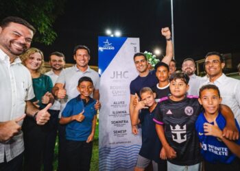 JHC entrega praças revitalizadas e transforma área central de Fernão Velho em parque linear