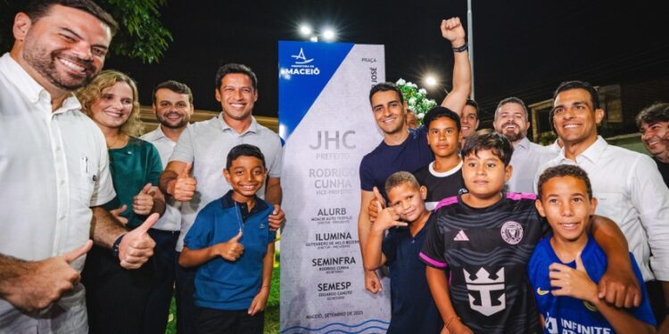 JHC entrega praças revitalizadas e transforma área central de Fernão Velho em parque linear