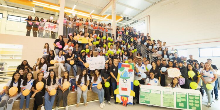 Estudantes monitores do Programa Professor Mentor participam de formação para o Enem e Saeb