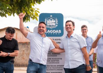 Governador inaugura pavimentação de 25 ruas e anuncia reforma de escolas e construção de creches em Coruripe