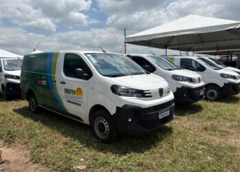 Governador Paulo Dantas entrega furgões que potencializam execução do PAA em Alagoas