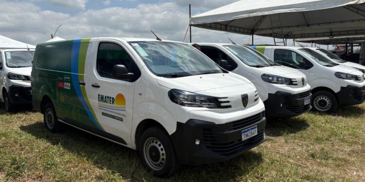 Governador Paulo Dantas entrega furgões que potencializam execução do PAA em Alagoas