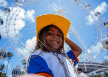 Alegria e encantamento marcam visita de crianças da rede municipal à roda gigante da orla de Pajuçara