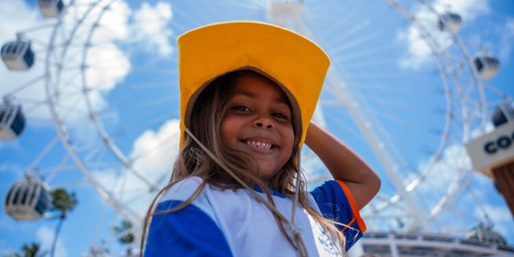 Alegria e encantamento marcam visita de crianças da rede municipal à roda gigante da orla de Pajuçara