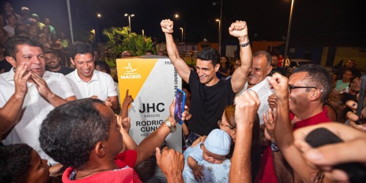 JHC entrega praça no Conjunto Carminha e celebra nova fase do Benedito Bentes