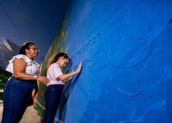 JHC entrega nova praça no Feitosa e cria espaço inclusivo para pessoas com deficiência visual