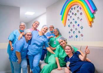 Mural com fotos da infância emociona profissionais da UTI no Hospital da Cidade em Maceió