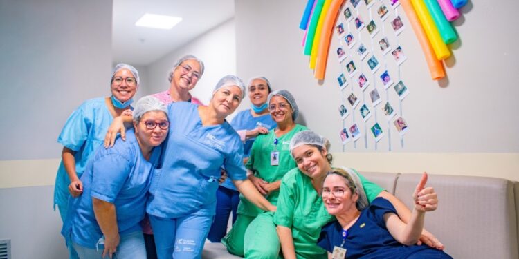 Mural com fotos da infância emociona profissionais da UTI no Hospital da Cidade em Maceió