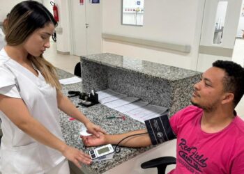 Aferir pressão em casa exige atenção e técnica correta, orienta profissional do Hospital do Coração Alagoano