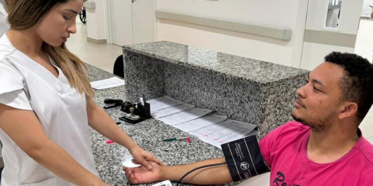 Aferir pressão em casa exige atenção e técnica correta, orienta profissional do Hospital do Coração Alagoano