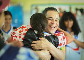 De volta para casa: após 20 anos, professor retorna à escola onde estudou e conquista alunos com a arte