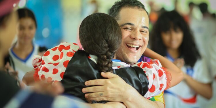 De volta para casa: após 20 anos, professor retorna à escola onde estudou e conquista alunos com a arte