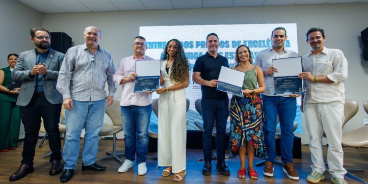 Governador Paulo Dantas entrega premiação a pesquisadores e reforma da sede da Fapeal