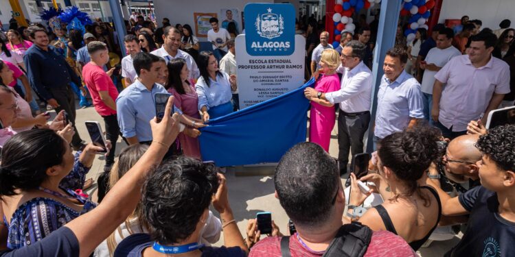 Governo de Alagoas autoriza construção de 300 unidades habitacionais e entrega escola no Pilar