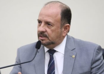 Antonio Albuquerque apresenta projeto exigindo transparência sobre uso de produtos que imitam queijo