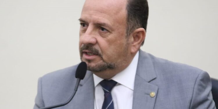 Antonio Albuquerque apresenta projeto exigindo transparência sobre uso de produtos que imitam queijo