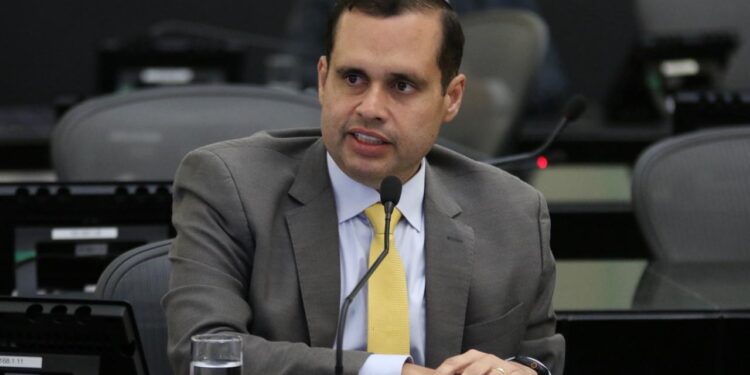 Projeto de Fernando Pereira limita cobrança de coparticipação em planos de saúde