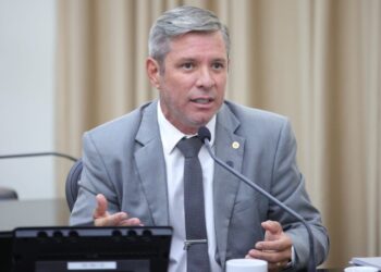 Cabo Bebeto denuncia demissões e atrasos na saúde pública de Alagoas