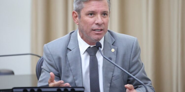 Cabo Bebeto denuncia demissões e atrasos na saúde pública de Alagoas