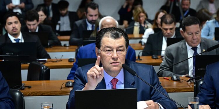 Plenário vota projeto que garante direito a portabilidade de salário e crédito com juro menor