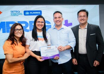 Paulo Dantas entrega 120 certificados do programa Emprega Mais Alagoas