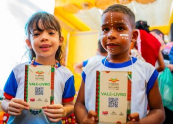 Prefeitura de Maceió distribui mais de 15 mil vales-livros para estudantes e professores durante a Bienal
