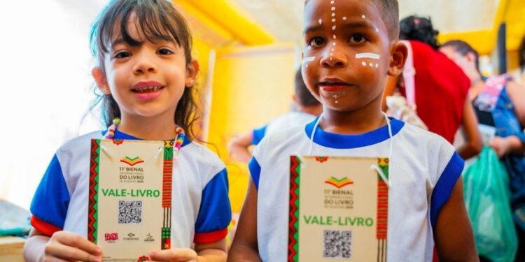Prefeitura de Maceió distribui mais de 15 mil vales-livros para estudantes e professores durante a Bienal