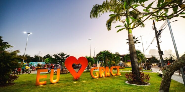 Comunidade do Graciliano Ramos celebra revitalização da Praça Central