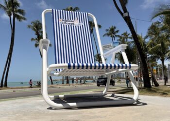 Cadeira Gigante ganha vida nova com estrutura repaginada na orla de Ponta Verde