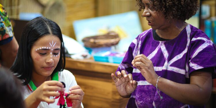Educação promove oficina de bonecas Abayomis e destaca cultura afro-brasileira na Bienal do Livro