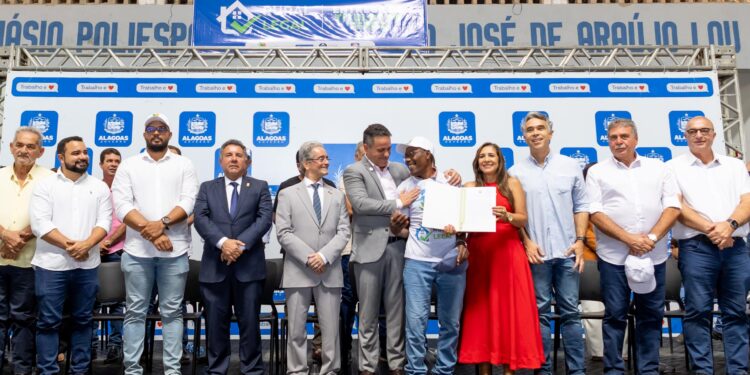 Governo de Alagoas e TJ/AL entregam mais de 600 títulos de terra em Mata Grande