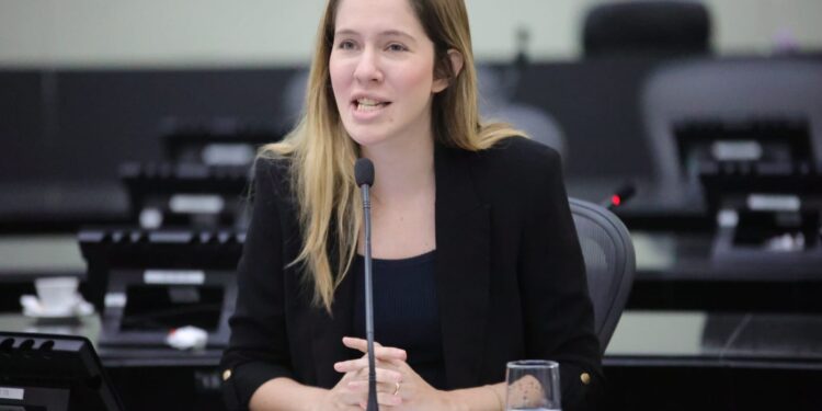 Cibele Moura denuncia ciclo de violência doméstica e defende lei que obriga condomínios a denunciar agressões