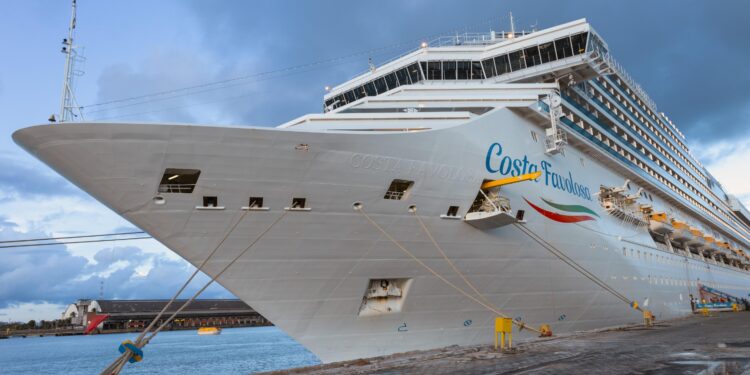 Primeiro navio da temporada 25/26 de cruzeiros chega a Alagoas