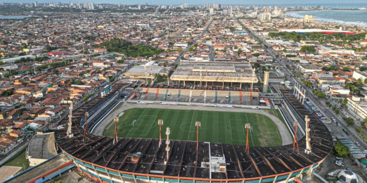 Rei Pelé recebe Jogo das Estrelas de Adriano Imperador neste sábado